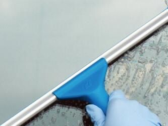 高空進(jìn)行玻璃清潔作業(yè)的時(shí)候，要注意什么呢？